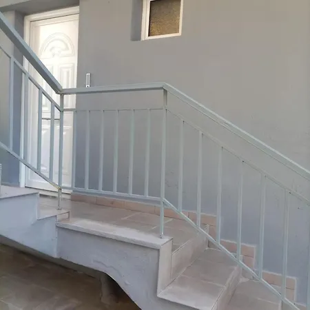 Eleni's Seaside Daire *